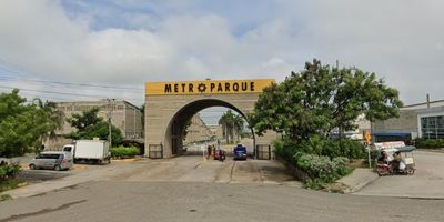Bodega en buen estado. Se encuentra estratégicamente ubicado en la zona perimetral del casco urbano de Barranquilla, tiene una area total de 1000 mt2, 600 mt2 area techada y 400 de area maniobra,
 en el cruce de la avenida Circunvalar con la carretera La Cordialidad. Cuenta con acceso vehicular de 4 carriles, dos de ingreso y 2 de salida. Acceso peatonal. Ambos accesos cuentan con sistemas electrónicos de última generación. Cerramientos perimetrales con cercas eléctricas. Sistema de circuito cerrado de TV con cámaras inalámbricas de última generación.