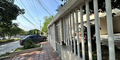 Espectacular casa de oportunidad para venta, casa amplio con buena ventilación e iluminación natural, cuenta con un área de 400m2 2 aparta estudios, cuenta con garaje sin techo, ubicado en unas de las mejores zonas al norte de la ciudad cerca al parque sagrado corazón, centro comercial único.