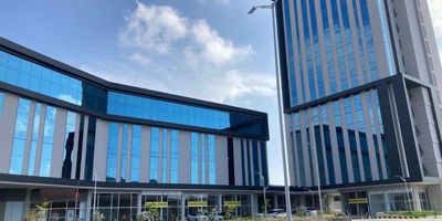 Desarrollar tu ocupación en un consultorio de High Park Medical Center no solo te otorgará la capacidad de proyectarte con recordación, sino que con gran comodidad y estilo. El diseño interior ha sido cuidadosamente trabajado para entregar un alto nivel. El proyecto cuenta con gran cantidad de detalles, entre ellos, una distinguida recepción de alto nivel, comodidad de acceso y excelente espacio para el estacionamiento de visitantes, como también un entorno agradable y seguro. Los espacios han sido diseñadas con gusto, bajo un estilo elegante y vanguardista. Un espacio propio que te hace más competitivo y donde podrás ver crecer tu trayectoria médica