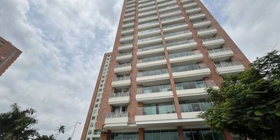 Apartamento ubicado en un sector exclusivo en el municipios de puerto Colombia al norte del área metropolitana de barranquilla de ambiente fresco luz natural durante el día. Cuenta con cocina integrar con mesón en granito pulido gabinetes superiores e inferiores, alcoba y baño de servicio, sala comedor, balcón panorámico con vista al rio, sala de estudio, Vestier en habitación principal, zona de labores, las divisiones de los baños son vidrio templado, dos parqueaderos asignado. El edificio ofrece piscina de adulto y niño, parqueadero para visitante, parque para los niños amplias zonas verdes , salón social, portería tipo lobby. Es cercano supermercado olímpica, ara, corredor universitario, vial al mar, clínica porto azul.
