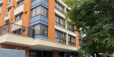 Local en primer piso con área de 43m2 con baño privado, en excelente sector de salud para colocar cualquier tipo de negocio