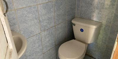 Casa local cuenta con 2 locales comerciales mas casa residencial con ingreso independiente con 3 habitaciones 2 baños sala comedor cocina zona de labores, patio pequeño, cerca de restaurantes, locales comerciales, ruta de buses, centros comerciales. colegios, sobre cra 8