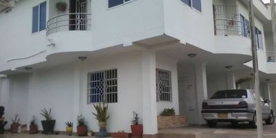 Espectacular casa de oportunidad para venta, amplio con buena ventilación e iluminación natural cuenta con un are de 149 m2 4 alcobas, 4 Baños, baño y alcoba de servicio, 2 parqueaderos.