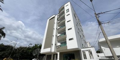 Apartamento ubicado en el norte de la ciudad de ambiente fresco y luz natural durante el día. Cuenta con cocina integral con mesón en granito pulido gabinetes superiores e inferiores, división de baño con en vidrio templado, closet en habitaciones, zona de labores, sala comedor, zona de labores. El edificio ofrece portería tipo lobby, piscina salón social, amplias zona de acceso al edificio. Es cercano al corredor universitario, parque villa santo vía al mar cc Buenavista plaza del parque de villa campestre, amplias zonas peatonales y alto flujo vehicular, supermercado ara olímpica, Carulla y la vía al mar.