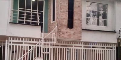 Casa de dos niveles dividida en dos aptos amplios con buena ventilación y luz natural, cercano a vías principales, centros comerciales.