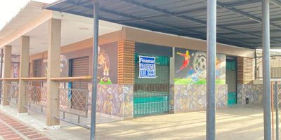 Local amoblado  para colocar restaurante o puesto de comidas rapidas en el segundo piso un area de almacenamiento de mercacia. baños 2 mas una terraza bien amplia para colocar sillas, a unos metros de la cancha del hipodromo, cerca de colegios parques, canchas, parque infantiles