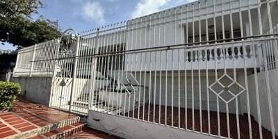 Espectacular casa para venta, amplia con excelente eliminación y ventilación natural,  cuenta con 286 m2 y 553 m2 de lote, cuanta con 2 parqueaderos cubiertos y 2 sin techo, 3 alcobas, 4 baños, estudio sala-comedor, patio amplio, cerca a la calle 80b , cerca a la carrera 38, centro comercial unico.