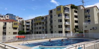 Apartamento, ubicado al norte de la ciudad de ambiente fresco y luz natural durante día. Cuenta cocina integral, con gabinetes inferiores y superiores, closet en habitación principal, las divisiones de los baños son en vidrio templado, sala y comedor, balcón panorámico, zona de labores, closet en dos habitaciones . El conjunto ofrece piscina para adulto y niño, salón social, parque infantil, portería tipo Lobby, amplias zonas verdes. Es cercano a supermercado olímpica ara, corredor universitario, vía al mar, parque del bosque, clínica porto azul, CC buena vista