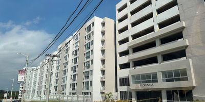 Se vende espectacular apartamento en Barranquilla sector de Miramar, en conjunto cerrado con vigilancia privada y zonas sociales de entretenimiento, el apartamento se encuentra en el primer piso con un área de 55 mt2 y consta de 2 habitaciones 2 baños, con parqueadero privado, buena distribución en sus áreas, con excelentes acabados, fresco y acogedor, su entorno es residencial con cómodas vías de acceso y facilidad al transporte público, cerca al apartamento encuentra centro comercial (C. C Miramar 850 metros), supermercado, restaurante y parques recreativos (50 metros)