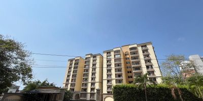 Cómodo apartamento en buen estado, cuenta con cocina integral, zona de labores, cuarto y baño de servicio, el edificio ofrece piscina, parque infantil, salón social, buena ubicación, cerca a sao de la 93, centro comercial miramar, restaurantes.