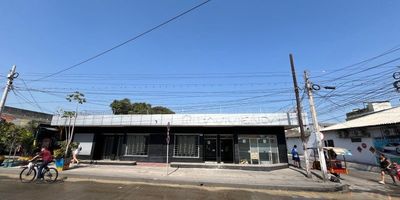 Local ubicado en sector de la ciudad, amplio, fresco e iluminado. Cerca a parques, colegios, supermercados, restaurantes, centros comerciales, transporte publico y comodas vias de acceso.