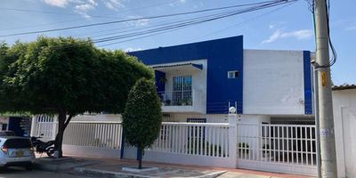 Casa en conjunto residencial con 3 habitaciones 2 baños sala comedor cocina zona de labores patio,cerca de centros comerciales, tiendas, olimpicas aras , colegios restaurantes super mercados, cerca de rutas de buses