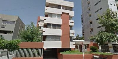 Apartamento ubicado en buen sector de la ciudad, amplio, fresco e iluminado. tiene 3 habitaciones, la principal con su baño, 1cuarto de servicio con su baño, sala comedor, Amplio, balcon para la calle 84, esta en zona que le da la sombra, zona de labores, amplia, cocina amplia, baño social, 1 parqueadero propio sombra escriturado, deposito, buena iluminacion tanto en la parte de adelante como atras, las habitaciones tiene buena ventilacion con sus ventanas y cuenta con piso en porcelanato. Cerca a parques, colegios, universidades, supermercados, restaurantes, centros comerciales, transporte publico y comodas vias de acceso.