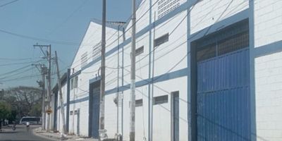 Bodega ubicadas en buen sector, con un area de oficinas arriba y abajo mezzanini y tienen área almacén. Cuenta con estructura metalica - cubierta de eternit -piso de concreto rigido 3,500psi 10cm de espesor - servicios publicos (agua y energia) - altura minima de la bodega 6mts - oficinas 60m2 - baño oficina -baño trabajadores bodega.
