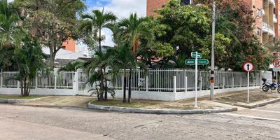 Casa ubicada en buen sector comercial de la ciudad, con 3 habitaciones, 4 baños, sala , comedor , estar, estudio , cuarto y baño de servicio, cuarto labores, patio , terraza y parqueadero para 6 vehículos, Área construida 230 mt2 y area terreno 570 mt2. Cerca a parques, colegios, restaurantes, centros comerciales, transporte publico y comodas vias de acceso.