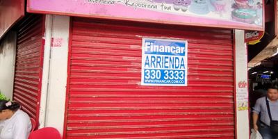 Casa Local ubicada en buen sector de la ciudad, centro de barranquilla. Consta de dos plantas: Primer piso 65 mts2 
 - Segundo piso 80 mts2.
El segundo piso cuenta con un baño.
Ubicado en esquina vitrina (calle - carrera)  Via peatonal, zona comercial centro de barranquilla, valor canon $ 8.800.000 ms iva. Se pueden arrendar independiente.