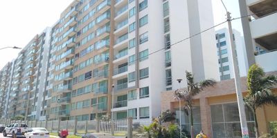 Apartamento ubicado al norte de la ciudad de ambiente fresco y luz natural durante el día. Cuenta cocina integral mesón en granito pulido gabinete superiores e inferiores, divisiones de los baños en vidrio templado, sala y comedor, closet en habitaciones, sala comedor, balcón panorámico, zona de labores, Vestier, parqueadero asignado y de visitante. El conjunto ofrece piscina, gimnasio, salón social, parque infantil, portería tipo lobby. Es cercano CC Miramar, Buenavista 1,2 plaza del parque, vía al mar, corredor universitario, clínica porto azul y la avenida circunvalar.