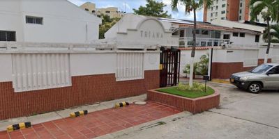 Casa conjunto en una excelente ubicación en el norte de barranquilla, con buena iluminación y ventilación natural, casa de 2 plantas. 3 alcobas cada una con su baño, tiene un espectacular patio con piso y grama natural que le da un toque campestre, esta cerca a centros comerciales como Buenavista 1, 2 y 3, plaza del parque, El Viva, olimpica, Alkosto, Tiendas Ara, D1, Isimo, cerca a la calle 94, 98 Cra 51b, 53.