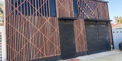 Casa en excelente ubicación en Sabanilla El arquitecto estadounidense jubilado diseñó una increíble casa moderna y ubicada cerca a prestigiosos colegios como el Marymount. Diseñó una cocina de última generación y un diseño de ventilación natural que trae aire fresco a todo el interior de la casa durante todo el día. Todos los electrodomésticos Samsung y LG de primera calidad, lavavajillas, microondas, estufa de gas de 6 bunner, horno y una moderna unidad combinada de secadora y lavadora incluidas. Además, los tres dormitorios tienen aire acondicionado equipado. El impresionante diseño de la fachada exterior hace que tengas una tentación especial para invitar a tus amigos. Piscina en sala y cocina mas jardín Se incluyen los tres aires acondicionados, refrigerador, lavavajillas, microondas, estufa de gas de 6 hornillas, horno y secadora moderna y unidad combinada de lavadora