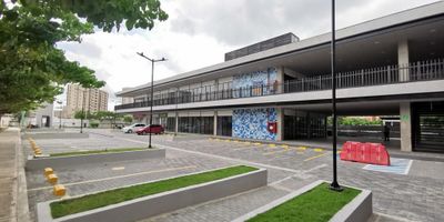 Ciudad del Puerto Mall se desarrolla en dos bloques principales, cada uno conformado de 2 pisos. En el bloque A se ubican 22 locales, en el primer piso encontrarás una tienda ARA como ancla y 9 locales más y en el segundo piso encontrarás 11 locales y dos espacios para cajeros automáticos. En el bloque B encontrarás 38 locales, distribuidos 19 en el primer piso y 19 en el segundo. En total serán 60 Locales para ser usados en distintas actividades comerciales, comida o servicios. Algunos locales del primer y segundo piso tendrán vista directa hacia el parque y algunos estarán integrados con éste. Es un desarrollo rodeado de zonas verdes y un centro deportivo. Aquí tendrás excelentes ventajas para mejorar tu calidad de vida gracias a su cercanía a la futura Autopista El Platanal, al Centro Comercial Gran Plaza del Sol y al Centro Comercial Carnaval. actualmente está funcionado Ara tienda Ancla, dos droguerias de cadena, restaurante chino, barberia.