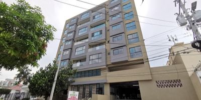 APARTAMRNTO PARA ESTRENAR, CUENTA CON COCINA INTEGRAL, ÁREA DE LABORES Y ESTUDIO. EL EDIFICIO OFRECE ASCENSOR, ESCALERAS DE EVACUACIÓN, SHUT DE BASURAS,  PLANTA ELÉCTRICA PARA EL ÁREA SOCIAL, SALÓN SOCIAL CON COCINETA Y BAÑOS SOCIALES, SALÓN ABIERTO A LA PISCINA, TERRAZA PARA ASOLEARSE, PISCINA PARA ADULTOS Y NIÑOS, SALÓN TEMÁTICA INFANTIL, GIMNASIO, PARQUES INFANTILES Y ARENERO CON PARED ESCALADORA. MUY BUENA UBICACIÓN CERCA DEL ESTADIO ELÍAS CHEGWIN, PARQUE SURI SALCEDO, ESTADIO ROMELIO MARTÍNEZ, CATEDRAL Y CENTRO COMERCIAL PORTAL DEL PRADO.