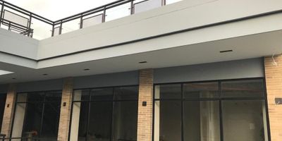 Excelente local en buen sector de la ciudad, amplio, fresco, ubicado en la plaza central de Soledad, fácil acceso, construcción nueva, cercano a D1, transporte público y zona comercial.