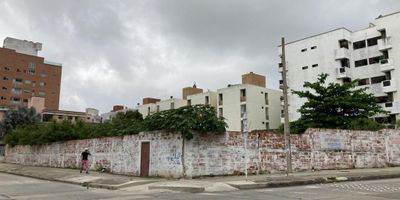 Lote ubicado al norte de la cuidad con área total de 1.463 mts2, con licencia de construcción pre-aprobada para edificio residencial, cercano a centro comercial Buenavista, plaza del parque, supermercados, tiendas de barrio, parques y gimnasios.