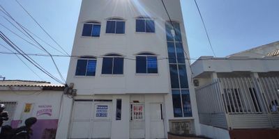 Apartamento  de ambiente fresco y luz natural durante el día. Cuenta con cocina integral con Mesón en baldosa con gabinetes inferiores y superiores, zona de labores, closets en las  habitaciones, baños con lavamanos en cerámica y división de baño en vidrio templado. El apartamento cuenta con con acceso independiente. cercano a tiendas de barrio, supermercados.