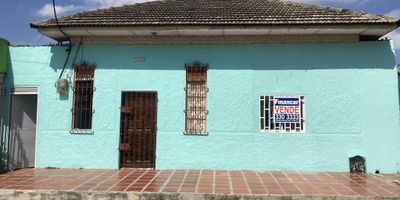 Casa local ubicada al sur de la ciudad de ambiente fresco y luz natural durante el día. Cuenta con espacio principal lista para ser adecuada al gusto de su empresa o negocio, oficinas amplias, sala de espera , caja de aire. La casa es cercana a la vía de la cordialidad , puente d la 21, parque almendra , centro de barranquilla, iglesia Chiquinquirá, amplias zona peatonales y de acceso ala casa, alto flujo vehicular.