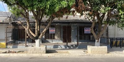 Casa ubicada en el sur de la ciudad de ambiente fresco y luz natural durante el día. Cuenta cocina tradicional mesón en aluminio pulido gabinete superiores e inferiores, la división del baños es acrílico templado, hall de alcobas, sala comedor, terraza con cerramiento en hierro pulido, patio amplio, zona de labores. Es cercano a hospital cari alta complejidad, cra 21, avenida la cordialidad, alto flujo vehicular, amplias zonas peatonales, colegio Sofia Camargo  supermercado ara, olímpica.