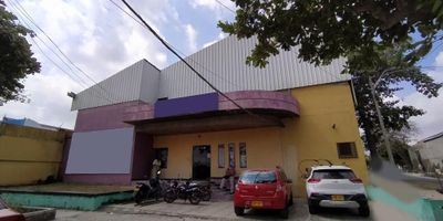 Bodega en arriendo en Barranquilla, Atlántico, ubicada estratégicamente en el barrio Las Nieves sobre la Calle 30. Este inmueble de un nivel ofrece 2026 m² construidos en buen estado, ideal para sus operaciones logísticas o comerciales. Su excelente ubicación, a solo pasos de Homecenter, facilita el acceso y la visibilidad. El canon de arriendo es de $28.000.000. Para conocer más detalles de esta amplia bodega y agendar una visita, contáctenos por WhatsApp, en la opción quiero que me contacten o consulte los teléfonos disponibles.