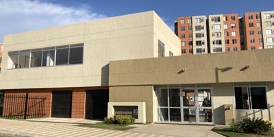 Apartamento ubicado en el sector de alameda del rio ambiente fresco y luz natural durante día. Cuenta con cocina integral con mesón en granito pulido con gabinetes inferiores y superiores, sala y comedor, apartamento en lado sombra todo el día, cortina japonesa, ojo de buey en todo el apartamento, ducto para los aires acondicionados en sala, comedor y habitación principal, lampara de lujo, closet en habitaciones, closet de linero, área de labores, hall de alcoba, las divisiones de los baños son vidrio templado, parqueadero comunal. El edificio ofrece piscina para adulto y niños, gimnasio, ascensor amplio, escalera de emergencia, salón social, portería tipo lobby, sala de pimpón, área de juego para los niños, amplias zonas verdes. Es cercano a la avenida circunvalar , supermercado ara justo y bueno, olímpica, clínica porto azul, cra 38, cra 43, CC buena vista 1,2 plaza del parque, vía la mar corredor universitario. 
¡Ven a conocerlo!