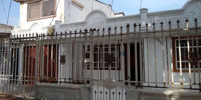 En esta oportunidad tenemos el gusto de presentarles una excelente casa esquinera. La casa se encuentra en un barrio muy tranquilo con muy buenas vías de acceso.

La vivienda cuenta con sala-comedor, cocina y la habitación principal con su baño privado en el primer piso.

En el segundo piso encontramos las dos habitaciones y el baño que comparten.
Sus pisos son en cerámica. 

Cuenta con parqueadero cubierto.

¡Llámanos ya para agendar tu cita!