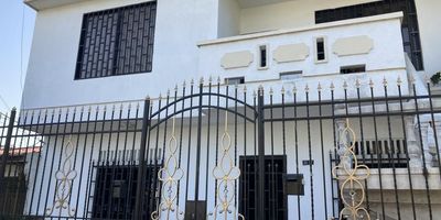 Casa de dos pisos, ubicada en el barrio el Carmen, de ambiente fresco y luz natural durante el dia. Cuenta con dos salas, 7 habitaciones, 5 baños ,zona de labores, es cercano a supermercados ara y olímpicas, clínica del adelita de char con alto flujo vehicular y peatonal