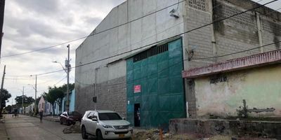 A pocos pasos de la calle 30, en un sector donde contarás con variedad de servicios y acceso a transporte público, encontrarás esta gran bodega disponible para arriendo o venta.

Es muy generosa, posee un área de 1600 m2 de terreno y 900 m2 construida, por lo que podrás almacenar tus productos de la mejor manera y sin tener que preocuparte por temas de espacio. y un área que podrás utilizar como oficinas, o darle el uso que desees.

La bodega cuenta una altura de 12 metros y sus puertas son de 6 mts x 6 mts. Y cuenta con tres baños.

No puedes dejar pasar esta oportunidad.