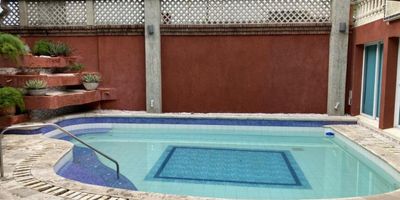 Espectacular vivienda  amplia, fresca, bien iluminada.  excelente ubicación, sector residencial  tranquilo y seguro. Cerca a parque la electrificadora, carulla, jardines infantiles, colegios, parques. acceso a rutas de transporte público..