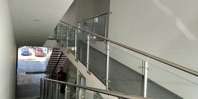 Local comercial en arriendo en Barranquilla, en el estratégico sector San Vicente del Atlántico. Este funcional espacio de 14 m², de un solo nivel, se sitúa en una excelente ubicación sobre la Calle 86 y Cra 49C. Su entorno garantiza visibilidad, con la cercanía a centros médicos, droguerías y hoteles, atrayendo una constante afluencia de público. El canon de arriendo es de $2.500.000. Interesado en este local para su negocio en Barranquilla? Contáctenos vía WhatsApp o solicite ver los teléfonos.