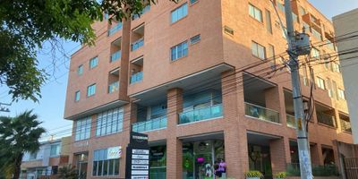 CÓMODO APTO AMOBLADO, AMPLIO,  FRESCO, BIEN ILUMINADO. CUENTA CON PISOS EN PORCELANATO, COCINA INTEGRAL ABIERTA CON SUS MUEBLES EN MADERA, ESTUFA, HORNO Y CAMPANA. TIENE BALCÓN. EL EDIFICIO OFRECE PISCINA, SALÓN SOCIAL, PARQUE INFANTIL, PLANTA ELÉCTRICA CON COBERTURA TOTAL.EXCELENTE UBICACIÓN, SECTOR RESIDENCIAL, TRANQUILO Y SEGURO CERCA A SUPERMERCADOS, JARDINES INFANTILES, COLEGIOS, PARQUES, ACCESO A RUTAS DE TRANSPORTE PUBLICO.