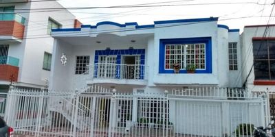 CASA DE GRAN TAMAÑO, ZONAS AMPLIAS, CON BUENA ILUMINACIÓN, CON PARQUEADERO, TERRAZA, CON 4 APARTAMENTOS INTERNOS ACTUALMENTE ARRENDADOS, PATIO CON ZONA DE LABORES, DEPOSITO Y ZONAS VERDES, UBICADO EN ZONA RESIDENCIAL, CERCA A SUPERMERCADOS, COLEGIOS, ENTRE OTROS PUNTOS DE INTERÉS.