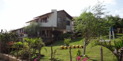 ESPECTACULAR CASA CAMPESTRE DENTRO DE CONJUNTO RESIDENCIAL EL SANTUARIO EN EL MORRO, DE 5 ALCOBAS, 7 BAÑOS, TERRAZA, ZONAS VERDES, BALCÓN CON EXCELENTE VISTA HACIA AL MAR, FRESCA, CON BUENA ILUMINACIÓN Y JARDINES. UBICADO EN ZONA CAMPESTRE, VÍA A CARTAGENA A 15 MINUTOS DE BARRANQUILLA, EN ZONA TRANQUILA Y SEGURA.