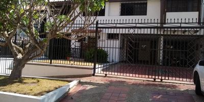 EXCELENTE CASA DE 3 ALCOBAS, 2 BAÑOS, CUARTO Y BAÑO DE SERVICIO, QUE INCLUYE 4 APARTA-ESTUDIOS QUE ACTUALMENTE ESTÁN ARRENDADOS HASTA JULIO DEL 2020. EXCELENTE OPCIÓN DE INVERSIÓN, UBICADO EN EXCELENTE ZONA, RESIDENCIAL, CERCA A RESTAURANTES, SUPERMERCADOS, ZONA COMERCIAL, IGLESIAS, ENTRE OTROS PUNTOS DE INTERÉS.