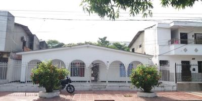 CASA CON GRAN TERRENO DE LOTE, APARTAMENTO INDEPENDIENTE, CERCA A VÍAS PRINCIPALES, RESTAURANTES, A UNA CUADRA DE LA MURILLO Y A UNA ESTACIÓN DE TRANSMETRO, SUPERMERCADOS Y BODYTECH.