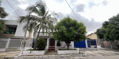 CASA EN BUEN ESTADO, AMPLIA, FRESCA,TIENE TERRAZA ,PARQUEADERO Y PATIO AMPLIO. BUENA UBICACIÓN, CERCA A COLEGIOS, SUPERMERCADOS, RUTA DE BUSES.