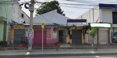 Casa ubicada al sur de la ciudad de ambiente fresco y luz natural durante el día. Cuenta cocina tradicional, sala comedor, zona de labores, patio amplio. Es cercano a, supermercado ara, olímpica, amplias zonas peatonales y alto flujo vehicular.