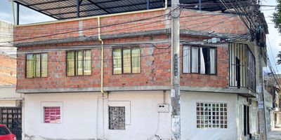 Cali. Venta de casa bifamiliar, esquinera en el barrio el Recuerdo, cerca al Jardín. Dos pisos mas terraza techada. Zona central. Acceso independiente ( servicios compartidos). Consta:  Primer piso: Sala comedor, cocina, zona de aseo y patio, un baño y dos habitaciones. Segundo piso: Sala comedor, balcón, cocina, tres habitaciones; dos con closet, un baño, patio con zona de aseo y terraza amplia techada.

Zona central, con fácil salida a diferentes puntos cardinales de la ciudad. Parada del mío con tres rutas a cuatro casas. Super mercados Mercar, El Jardín, Comfandi del Prado y Galería Santa Helena a diez minutos caminando. Cerca a la autopista sur oriental. Sector con un amplio crecimiento.

Estado Jurídico: Sin protocolizar.