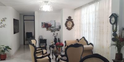 Apartamento en condominio Tequendama 92 mtrs .
4 piso con acceso por escalera.tiene parqueadero asignado y unas encantadoras  zonas verdes  .con vista a las montañas ,muy ventilado cocina remodelada con mesón de mármol gas natural ,zona ropas y oficios separada sala amplia con estadero ,3 habitaciones con closets y dos baños externos . unidad amplia con parque para los niños ,cancha de futbol de básquet ,de microfútbol ,muchas zonas verdes para disfrutar de sus arboles y senderos de mas de 8 mil mtrs 2,,ideal para mascotas ,cerca ce centros comerciales cromocentro ,Palmetto y mall plaza, fácil transporte publico ,varias vías de acceso calle 5 ,avenida Roosvelt calle 9 y cra 50 .