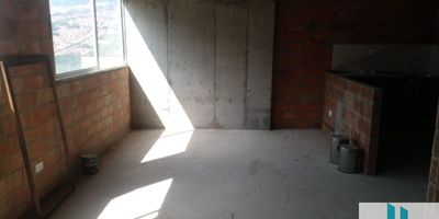 Apartaestudio en Venta Madera BelloAparta-estudio en Venta en el sector de Madera. En obra gris con posibilidad de otra alcoba ó estudio. Área de 37 m2 aproximadamente. Con las siguientes comodidades: sala, ventanal con vista panorámica, 1 alcoba, 1 baño, red de gas, parqueadero. La unidad cuenta con portería 2 Hs., ascensores, shut para basuras. Las demás áreas comunes están pendientes de entregar por parte de la constructora. Cuenta con un puente peatonal que comunica con la Estación Madera del Metro. Cerca de tiendas y supermercados, buen servicio  de transporte publico.