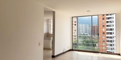 Apartamento en arriendo en unidad cerrada cerca a via principal, rutas de transporte y excelente vista. Piso en porcelanato, sala comedor, estudio, 2 alcobas con baño en la principal, cocina integral abierta, y parqueadero cubierto. Piscina, gimnasio, salon social, parque infantil, placa polideportiva, zonas verdes, vigilancia 24 horas, citofonia y circuito cerrado de tv Inmuebles sujetos a verificación de disponibilidad.
