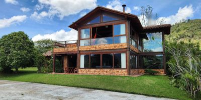 Espectacular Casa campestre está disponible para Arriendo o venta. Ubicado en el barrio Barrio Obrero de la ciudad de Rionegro. Cuenta con 3 habitaciones, 3 baños y 4 parqueaderos. El área construida es de 7017.00 m². Estrato: 4. 