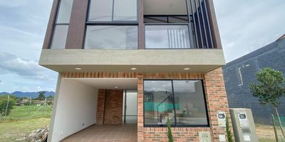 Espectacular Casa está disponible para Arriendo o venta. Ubicado en el barrio La Floresta de la ciudad de La Ceja. Cuenta con 3 habitaciones, 3 baños y 1 parqueaderos. El área construida es de 147.00 m². Estrato: 5. 